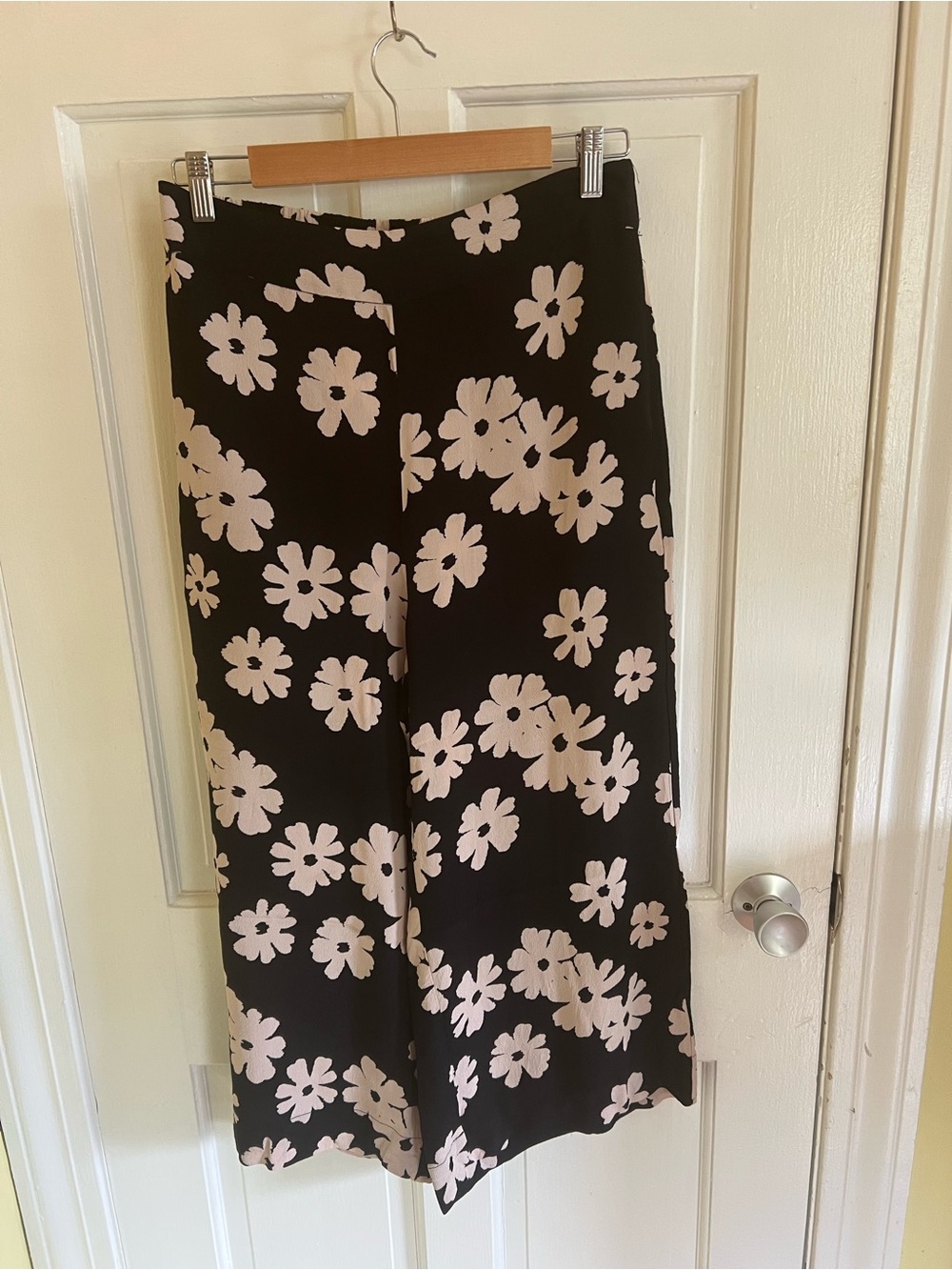 Madewell MT Black Wide Leg Cropped Pants with Cream Floral Print